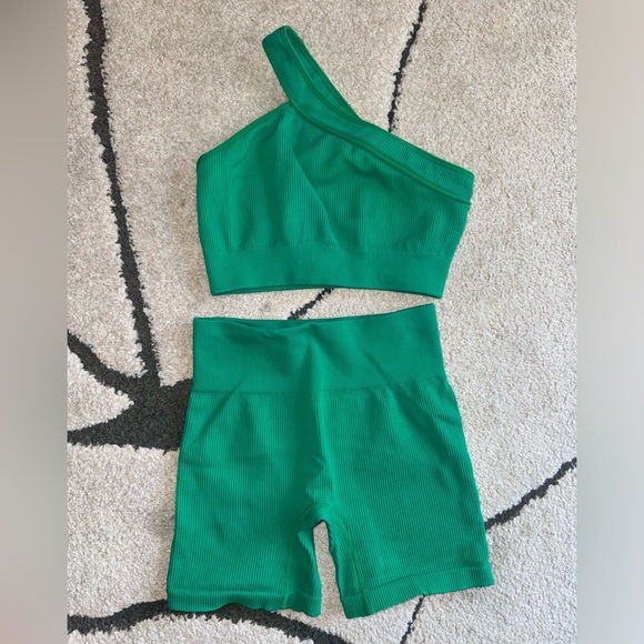 2 Pieced Ribbed One Shoulder High Waist Shorts Seamless Sports Bra Gym Set - Picture 2 of 6